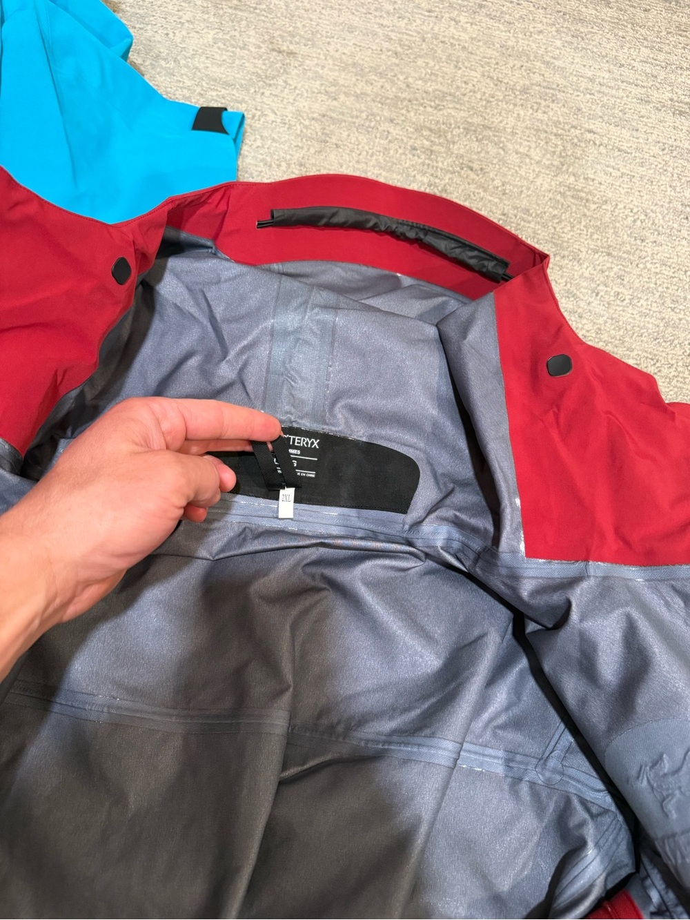 Arc'teryx Men’s Red alpha sv goretex pro Jacket - Picture 4 of 7